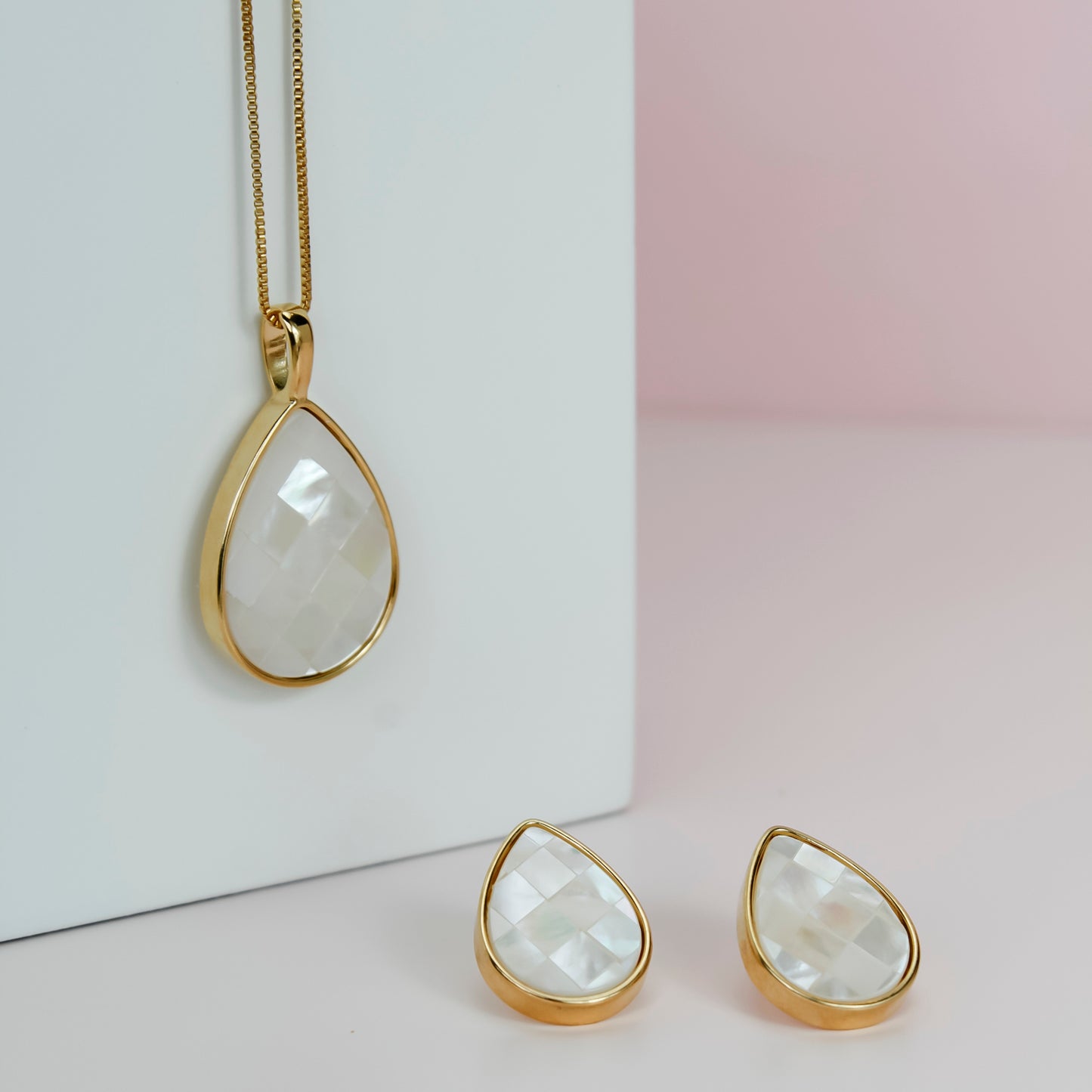 Possebon Joias Set Collar y Pantallas Stud, Piedra Natural Mosaíco Madre Perla, Brass Gold Plated