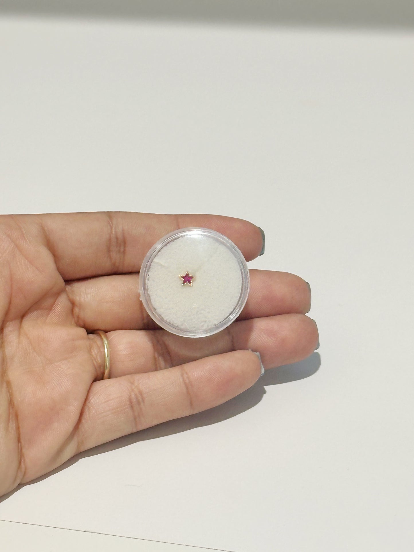 Piercing Estrella Zirconia Magenta, Bezel, Oro 14kt, Internal Thredded Closure