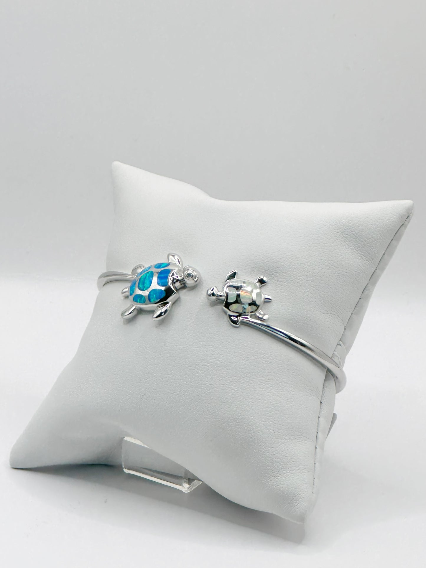 Pulsera Cuff, Charm Tortugas con Ópalo Azul y Blanca, Plata 925, Rhodium Plated