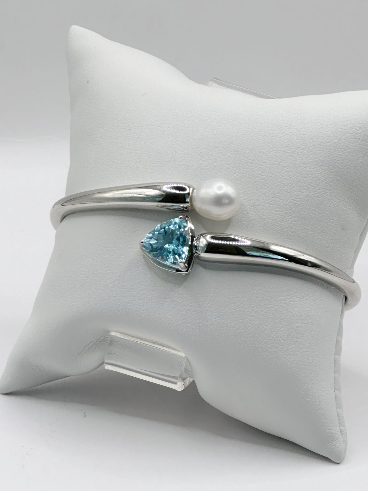 Pulsera Cuff, Charm Topaz Sky Blue y Perla, Plata 925, Rhodium Plated