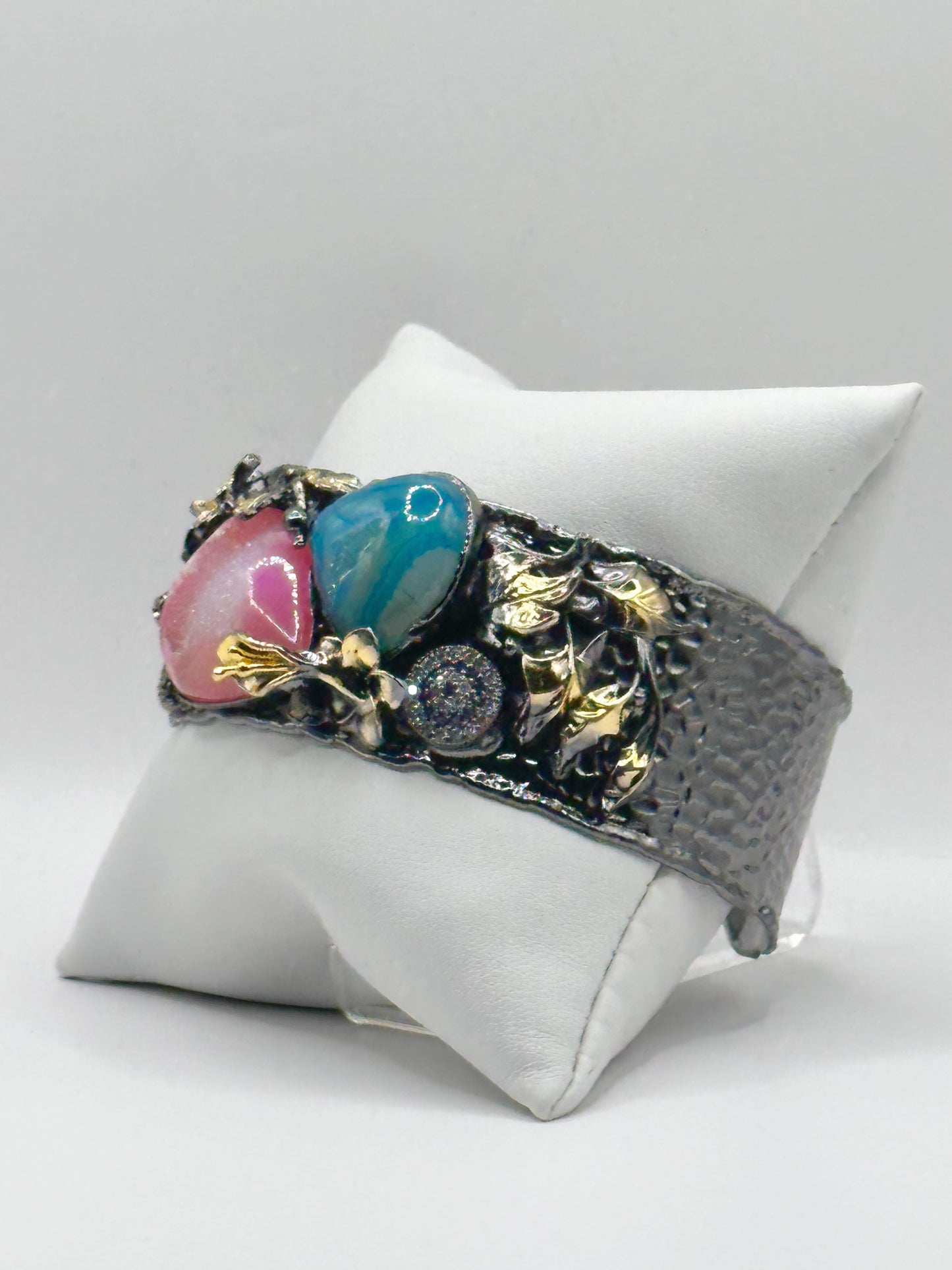 Pulsera Cuff, Cuarzo Rosa y Ágata Azul, Flores Doradas y Zirconia, Brass