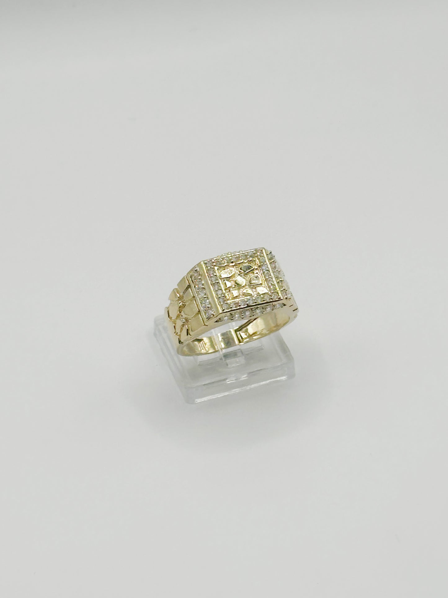 Anillo con Relieve Nugget y Zirconias 10kt