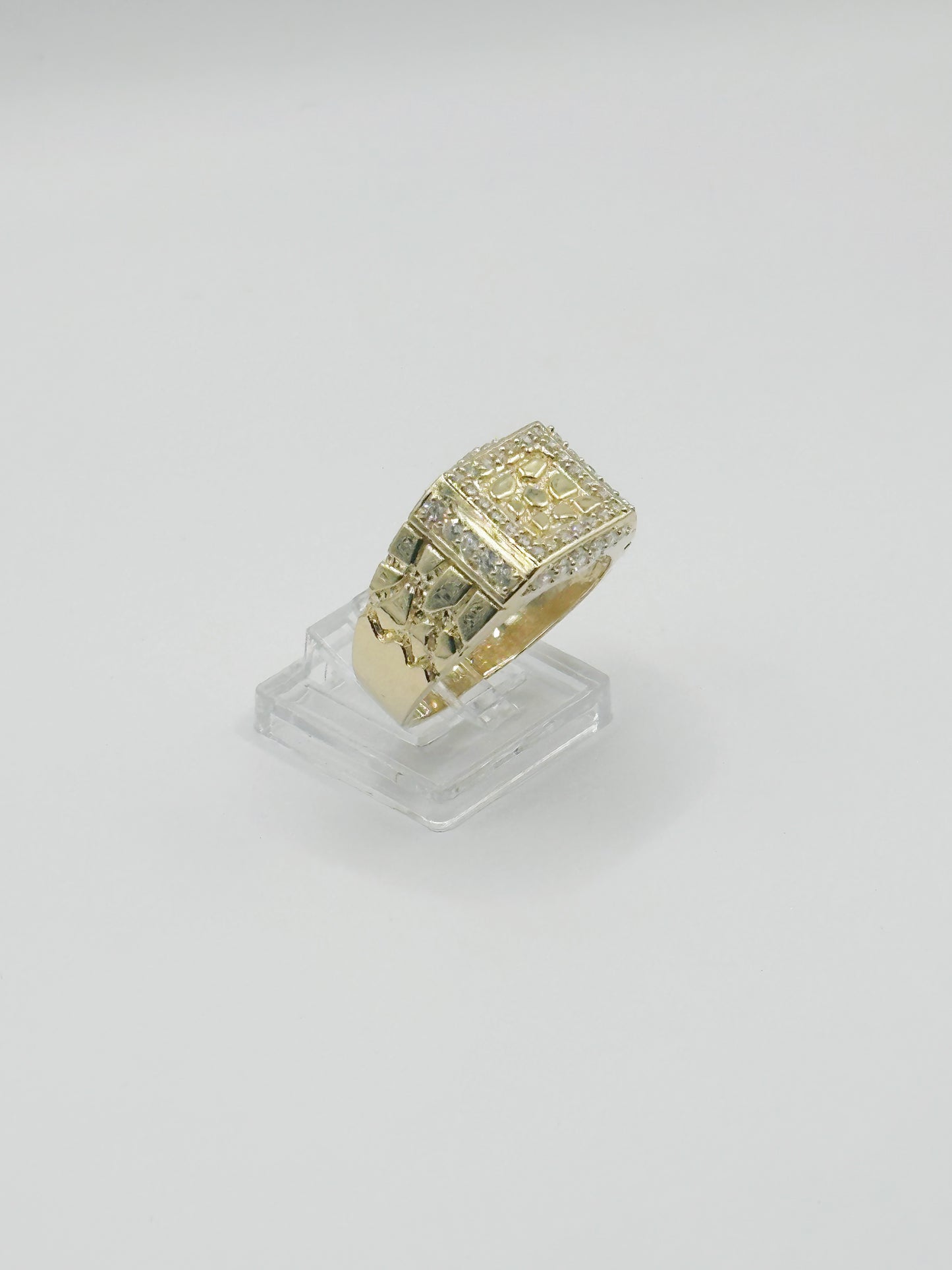 Anillo con Relieve Nugget y Zirconias 10kt