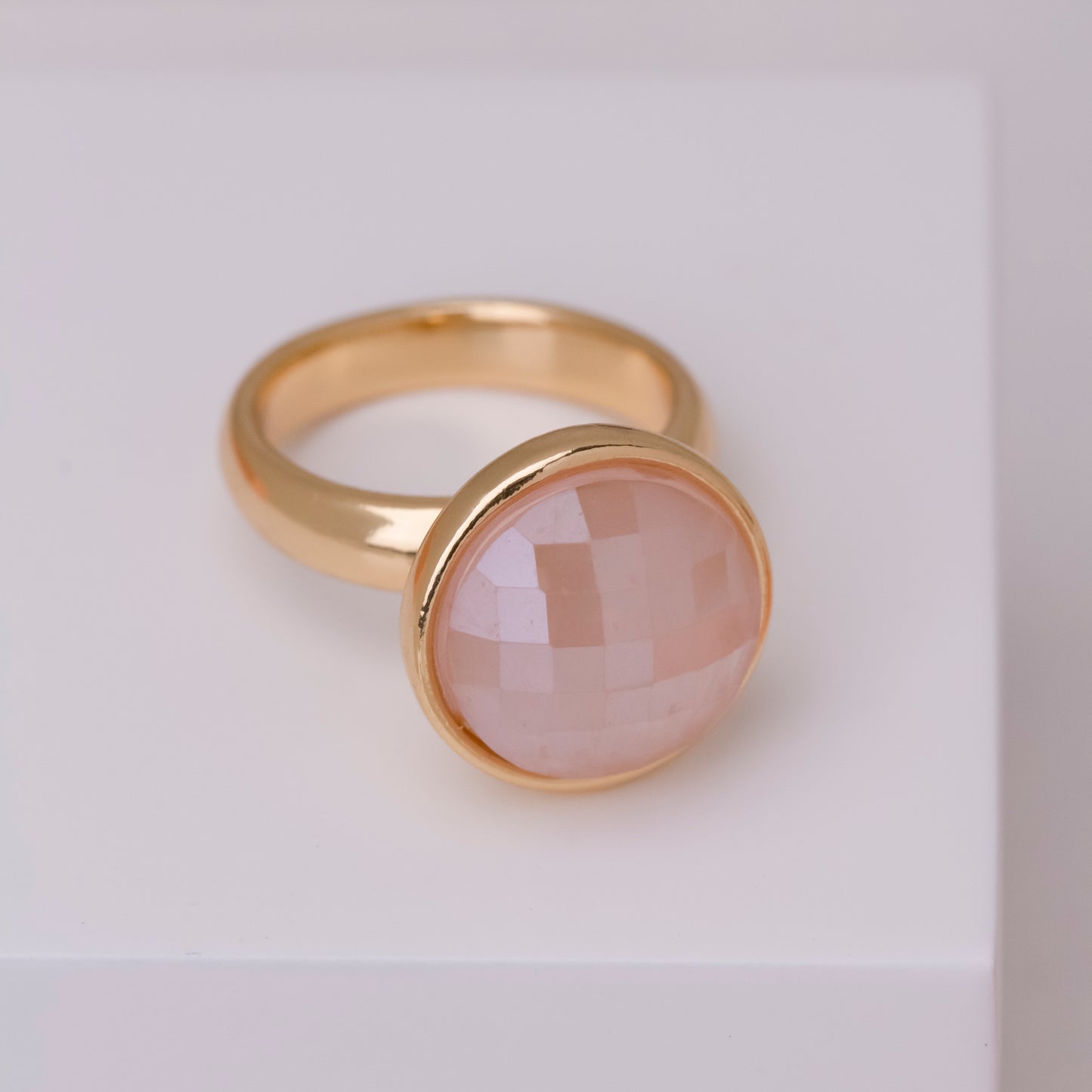 Possebon Joias Sortija, Size 7, Piedra Natural Cuarzo Rosa Perlado, Brass Gold Plated