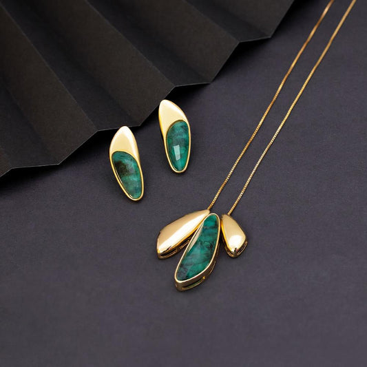 Possebon Joias Set Collar y Pantallas Stud, Piedra Natural Esmeralda, Brass Gold Plated