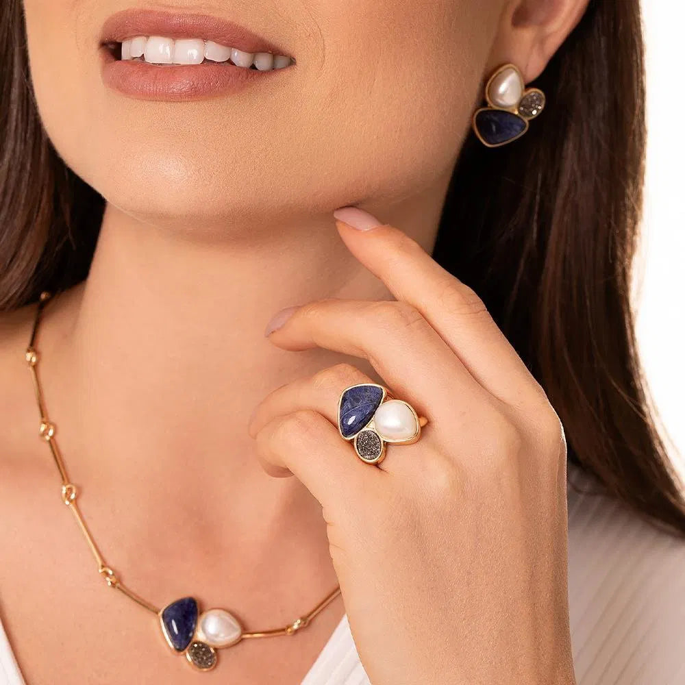 Possebon Joias Set Collar y Pantallas Stud, Piedra Natural Sodalita/ Drusa Titanio/ Perla Concha Blanca, Brass Gold Plated