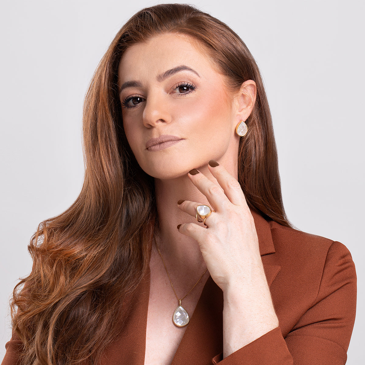 Possebon Joias Set Collar y Pantallas Stud, Piedra Natural Mosaíco Madre Perla, Brass Gold Plated