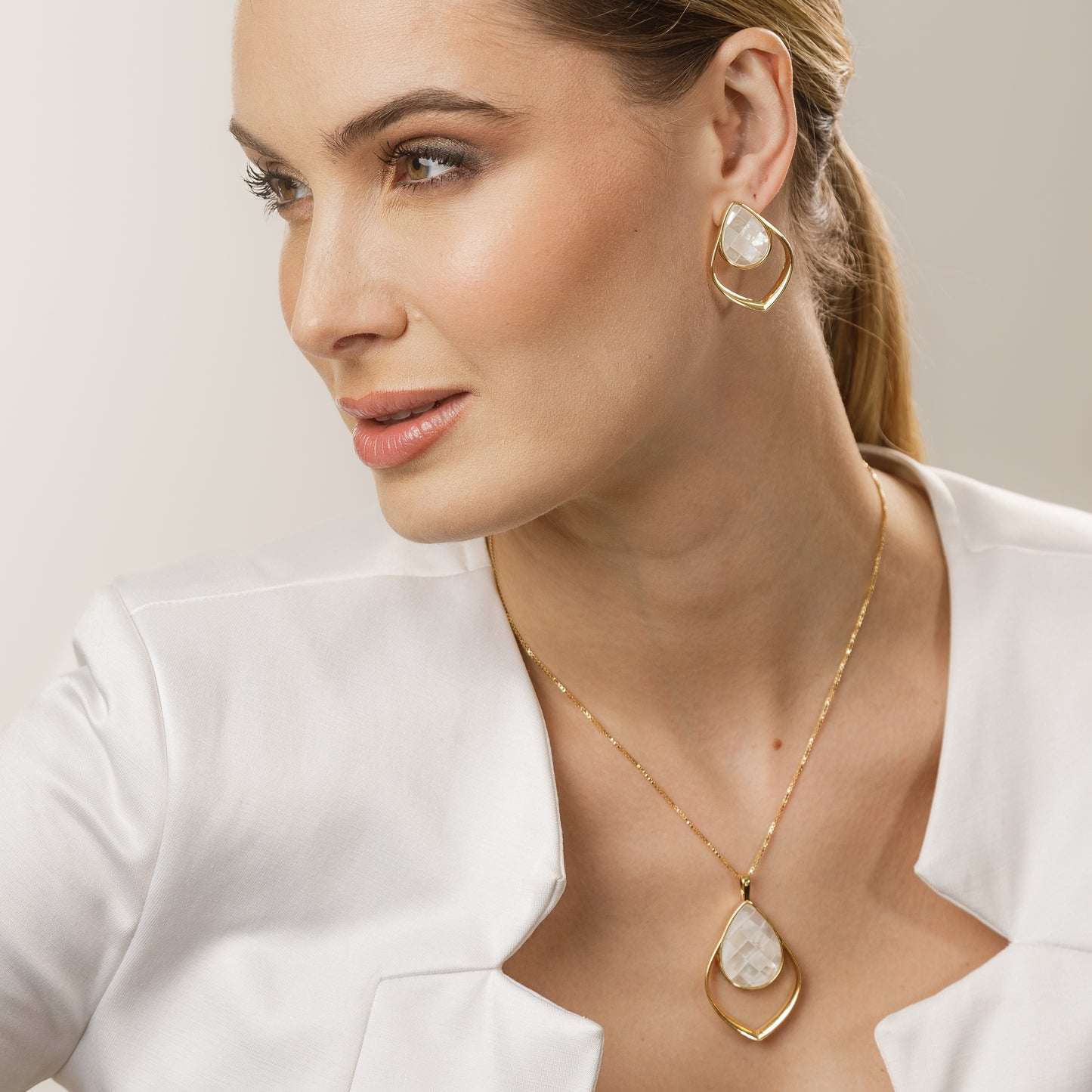 Possebon Joias Set Collar y Pantallas Stud, Piedra Natural Mosaíco Madre Perla, Brass Gold Plated