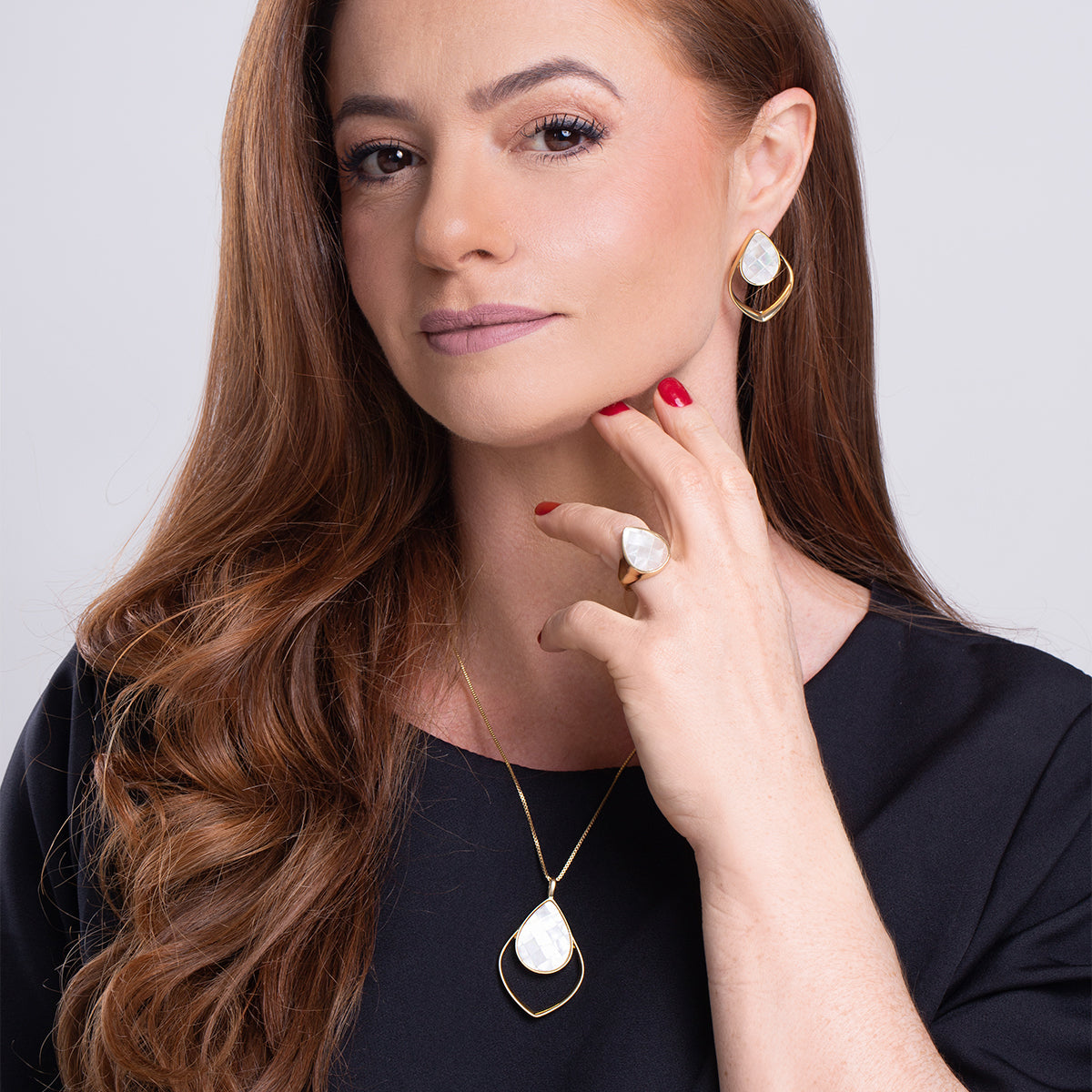 Possebon Joias Set Collar y Pantallas Stud, Piedra Natural Mosaíco Madre Perla, Brass Gold Plated