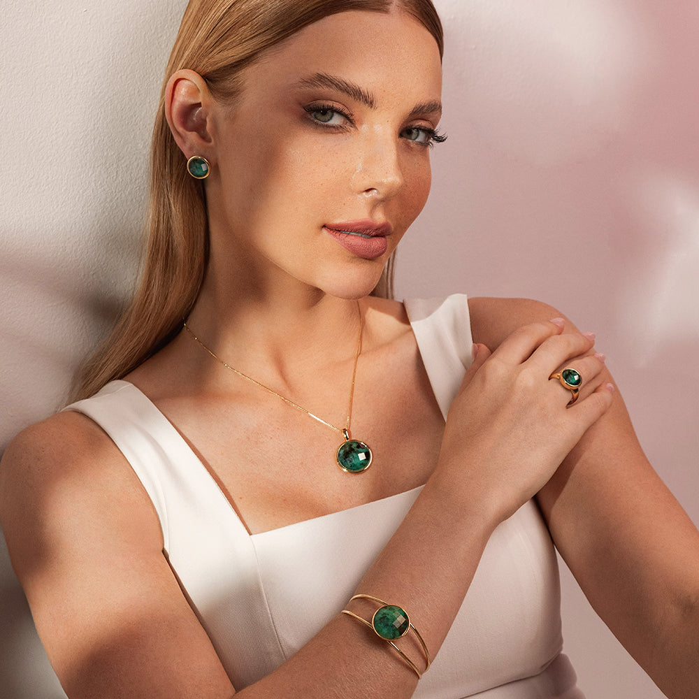 Possebon Joias Brazalete Cuff, Piedra Natural Esmeralda Brass Gold Plated