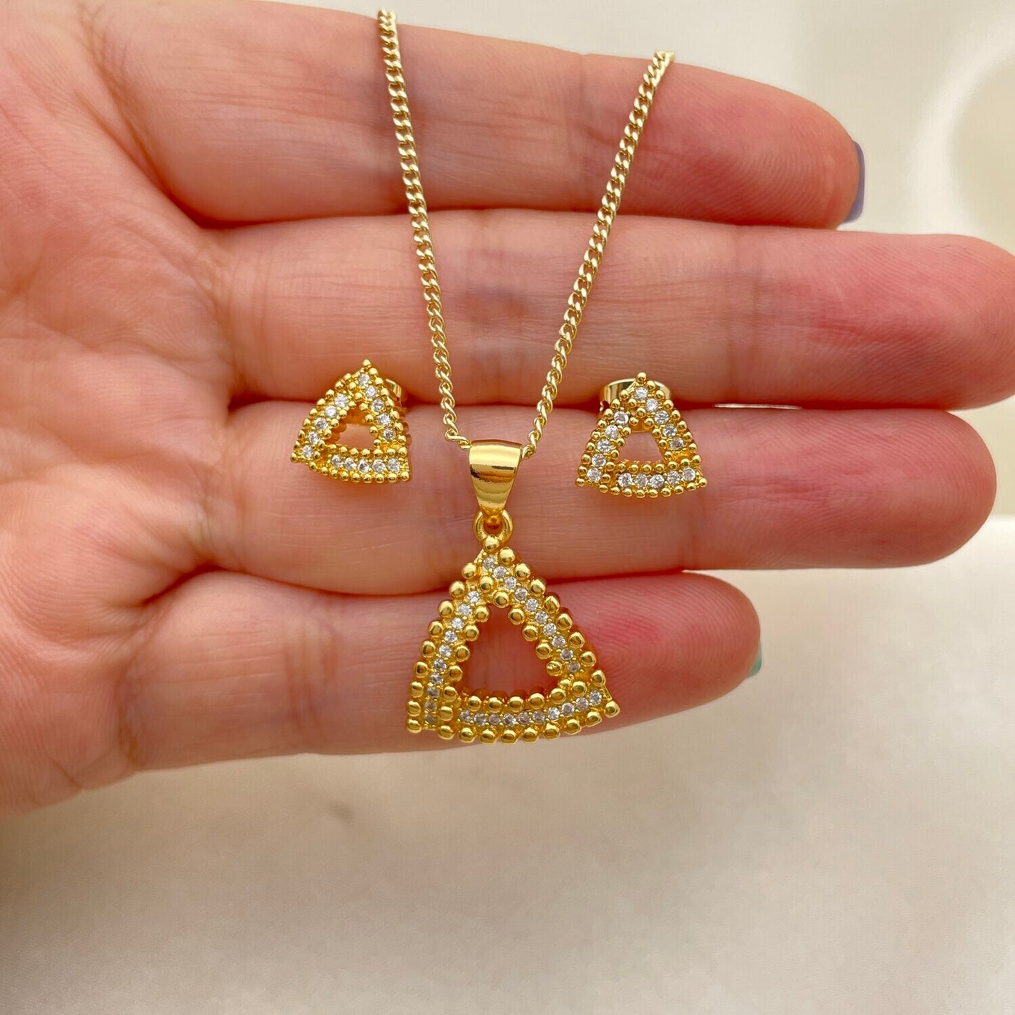 Set aretes y pendiente forma triangular en oro laminado y piedras