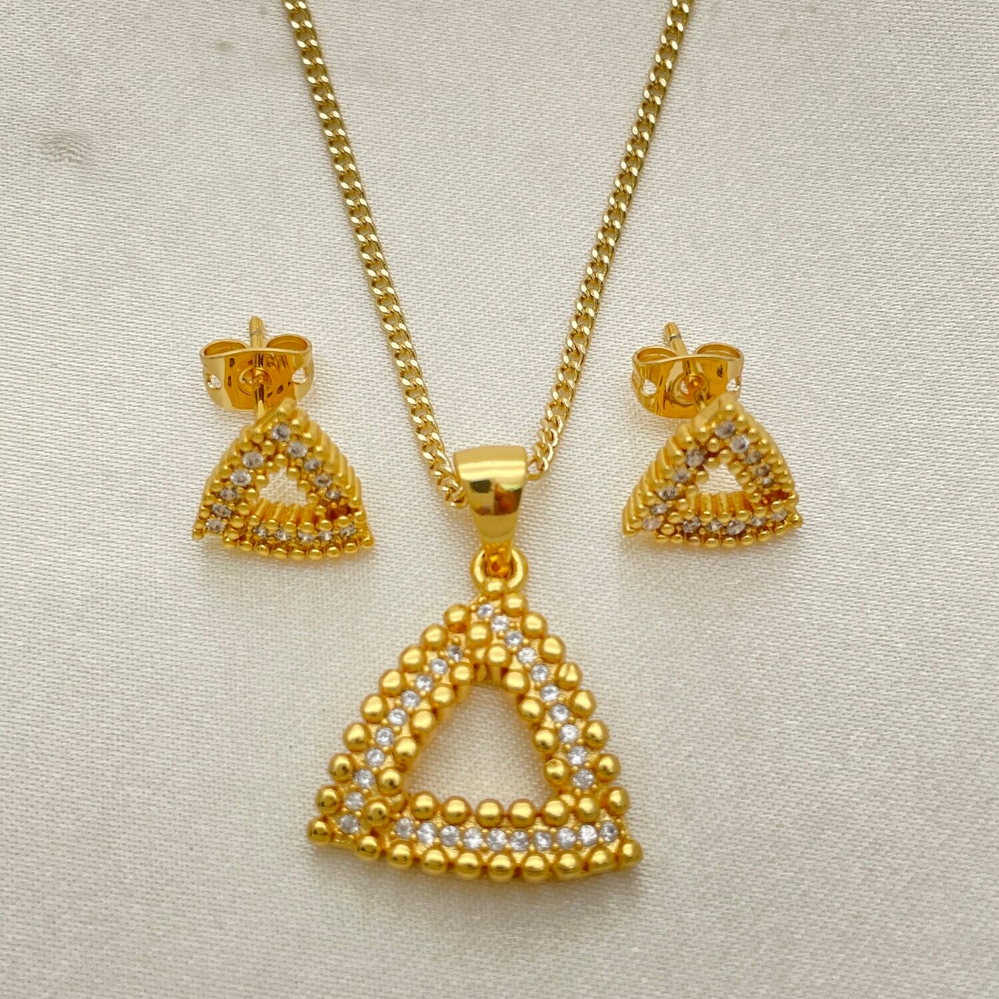 Set aretes y pendiente forma triangular en oro laminado y piedras