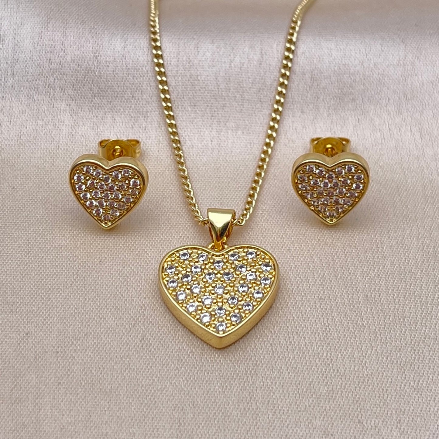 Set aretes y pendiente forma de corazón en oro laminado y piedras