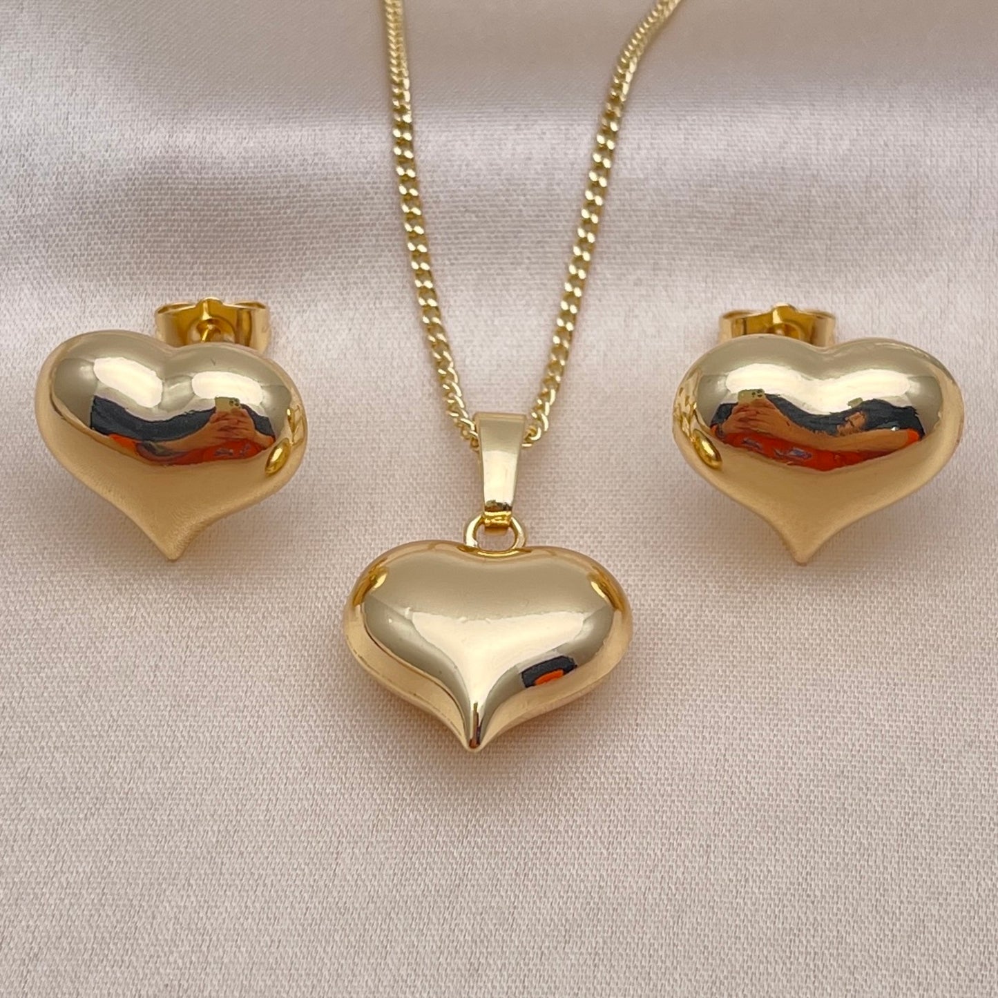 Set aretes y pendiente en forma de corazón en oro laminado