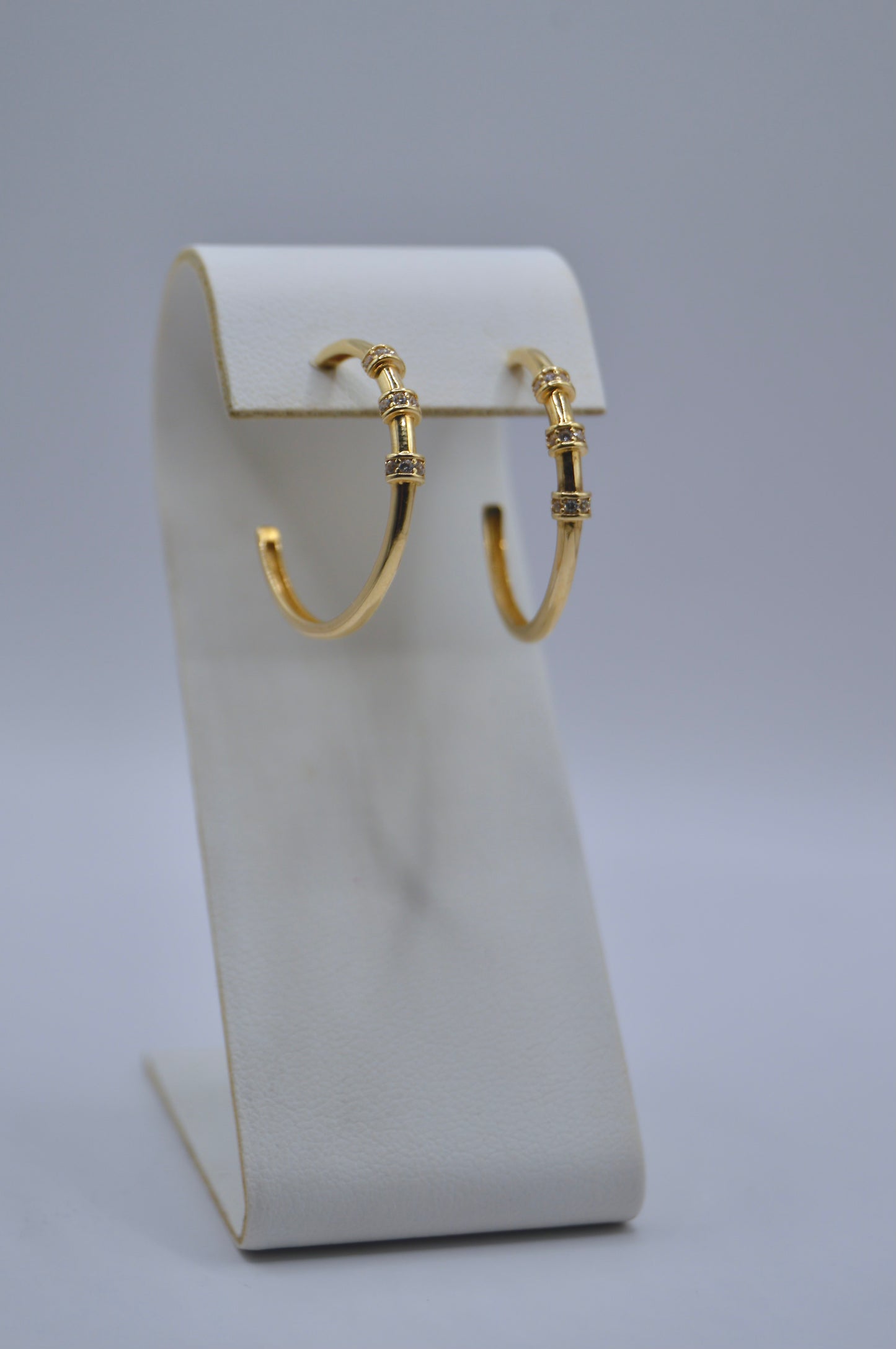 Arete de argolla con zirconias Oro 14kt