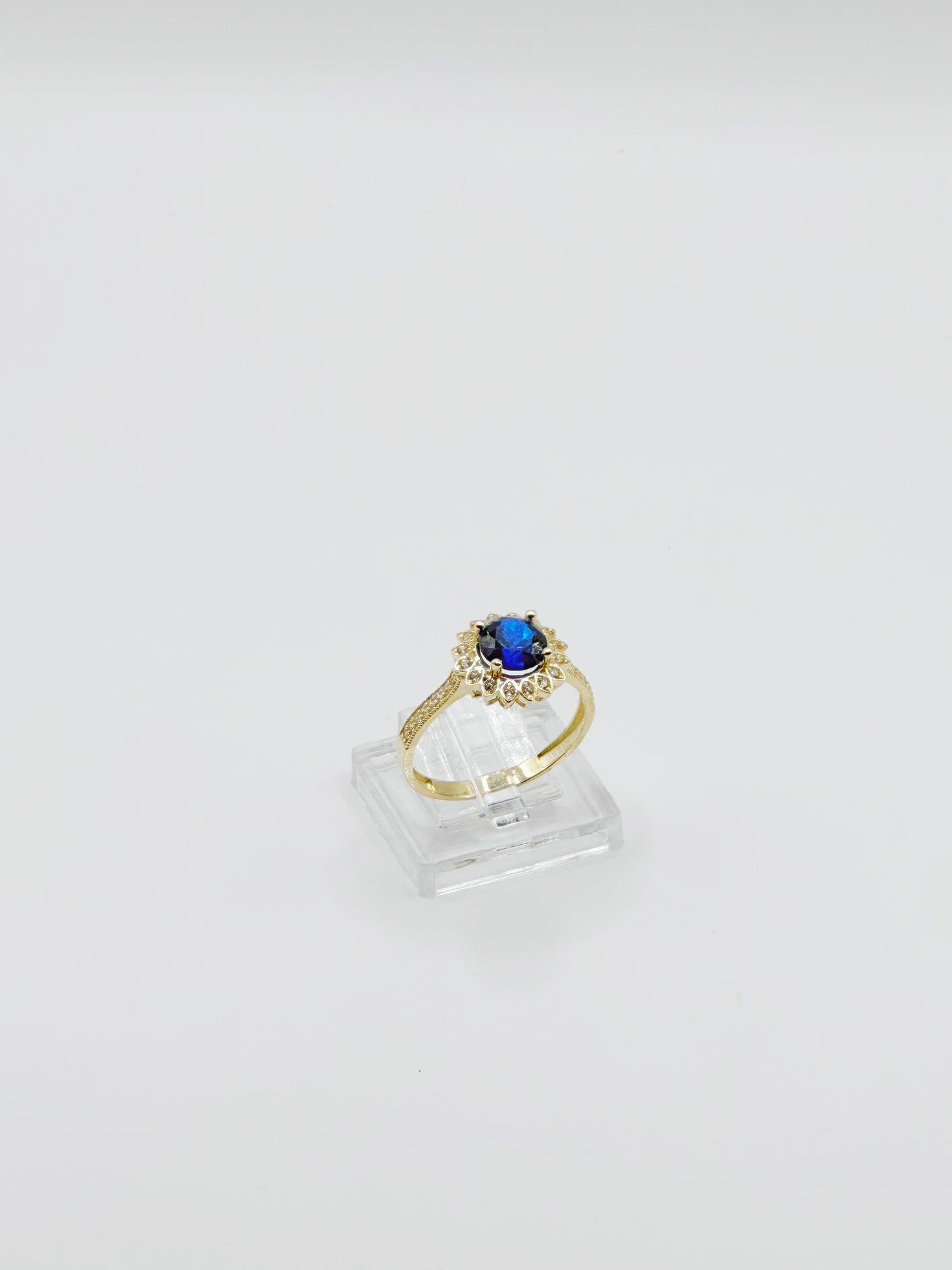 Sortija con Piedra de acolor y Zirconias 10kt