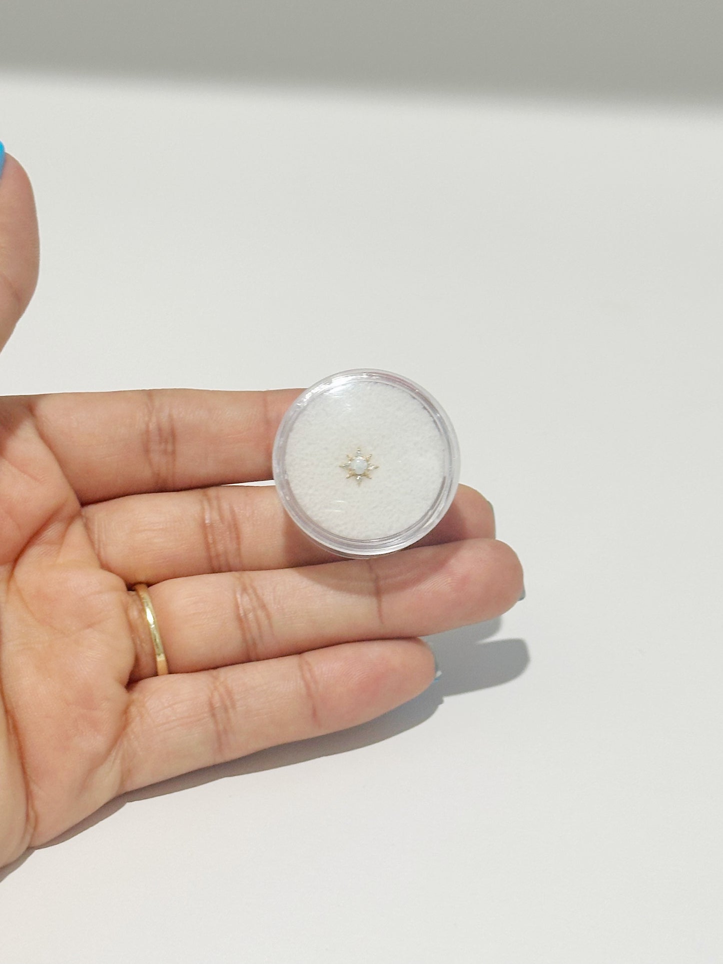 Piercing Estrella con Zirconia y Ópalo Blanco, Oro 14kt, Internal Thredded Closure