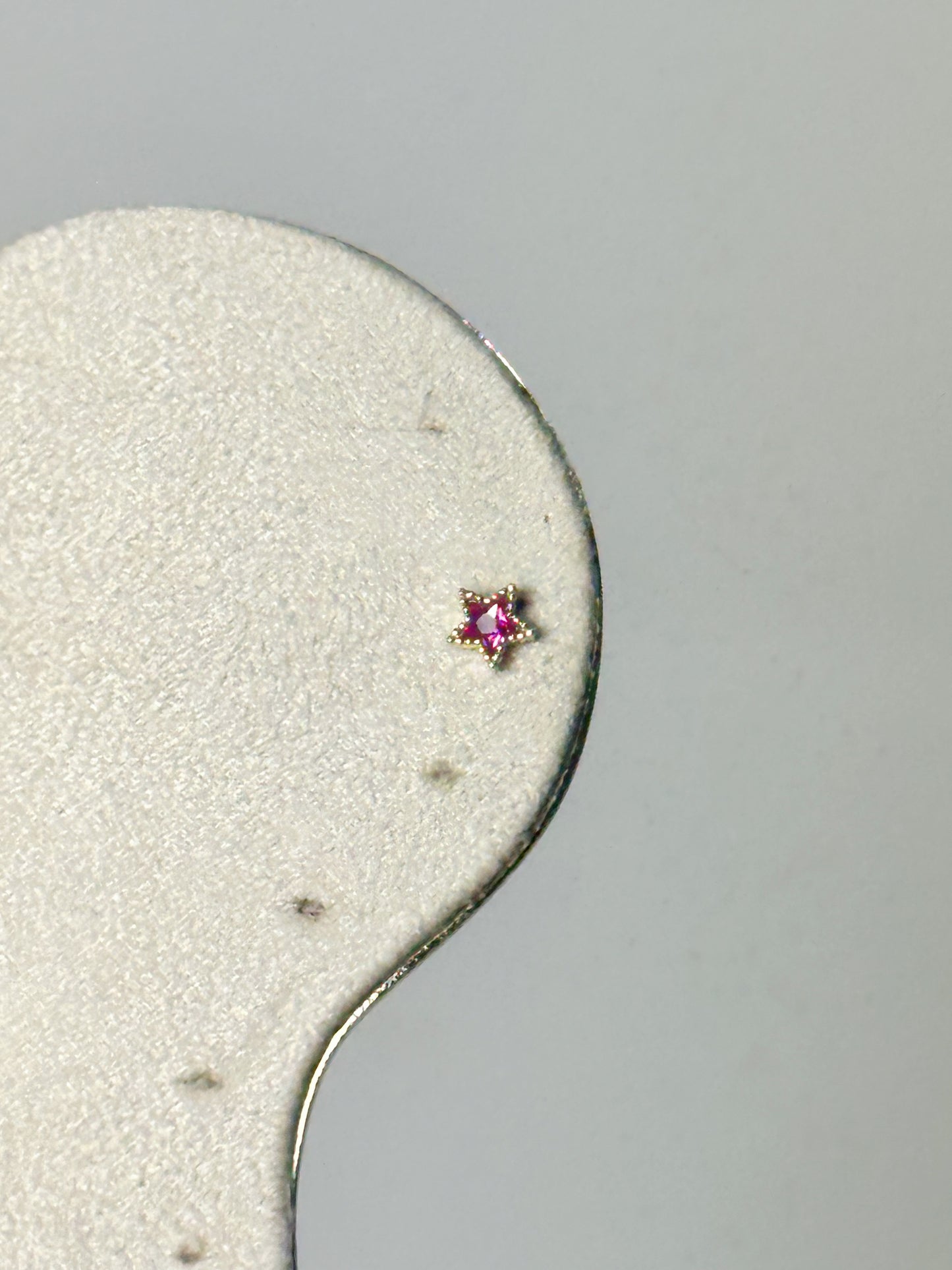 Piercing Estrella Zirconia Magenta, Bezel, Oro 14kt, Internal Thredded Closure