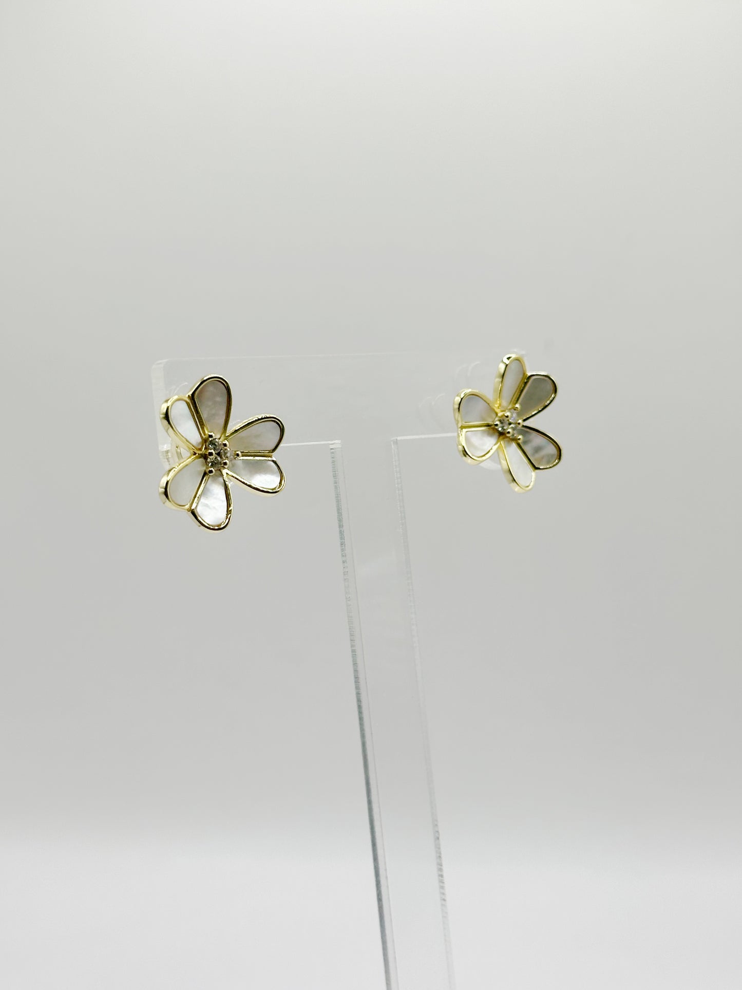 Pantallas Stud, Flor Madre Perla, White Zirconia, Plata 925, Gold Plated