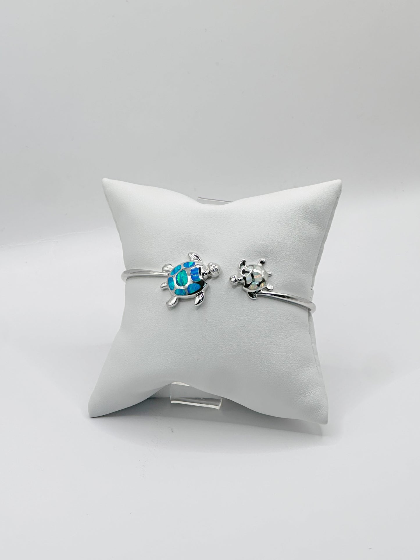 Pulsera Cuff, Charm Tortugas con Ópalo Azul y Blanca, Plata 925, Rhodium Plated