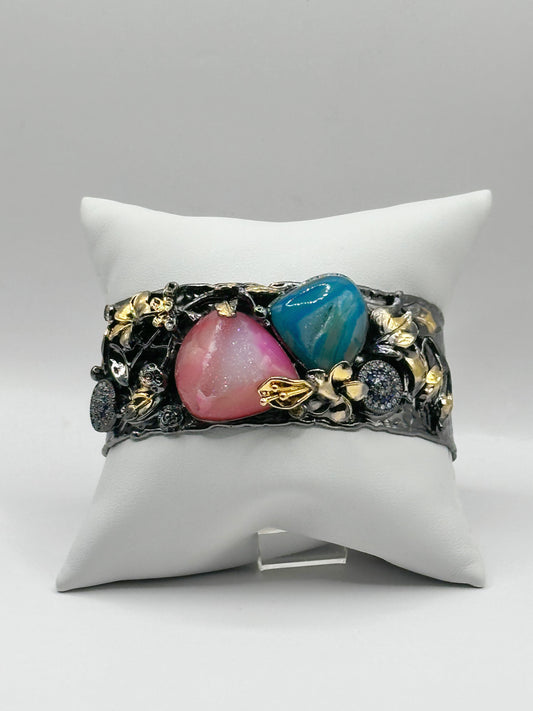 Pulsera Cuff, Cuarzo Rosa y Ágata Azul, Flores Doradas y Zirconia, Brass