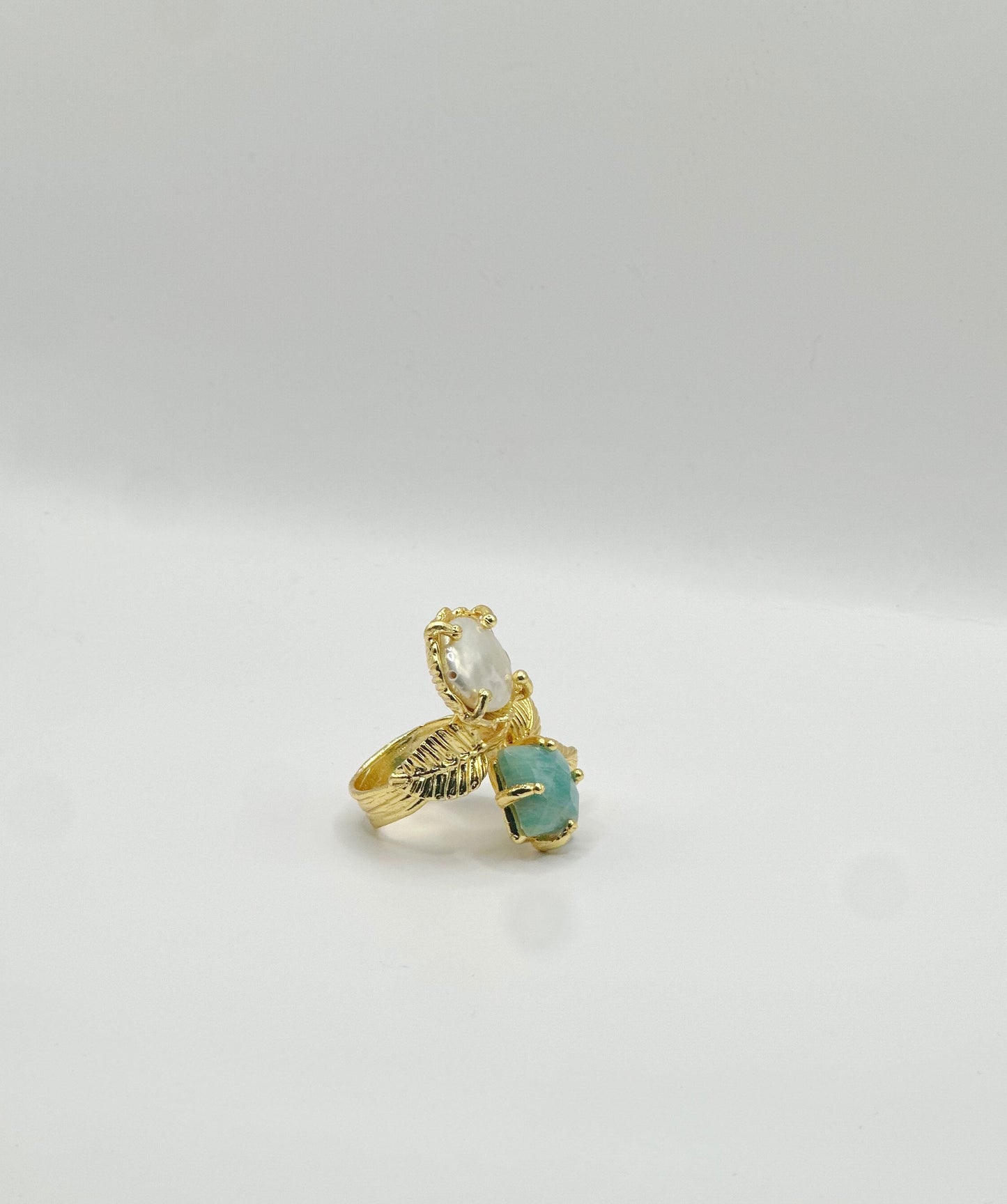 Sortija One Size, Perla Barroca y Amozonita, Diseño Hojas, Brass