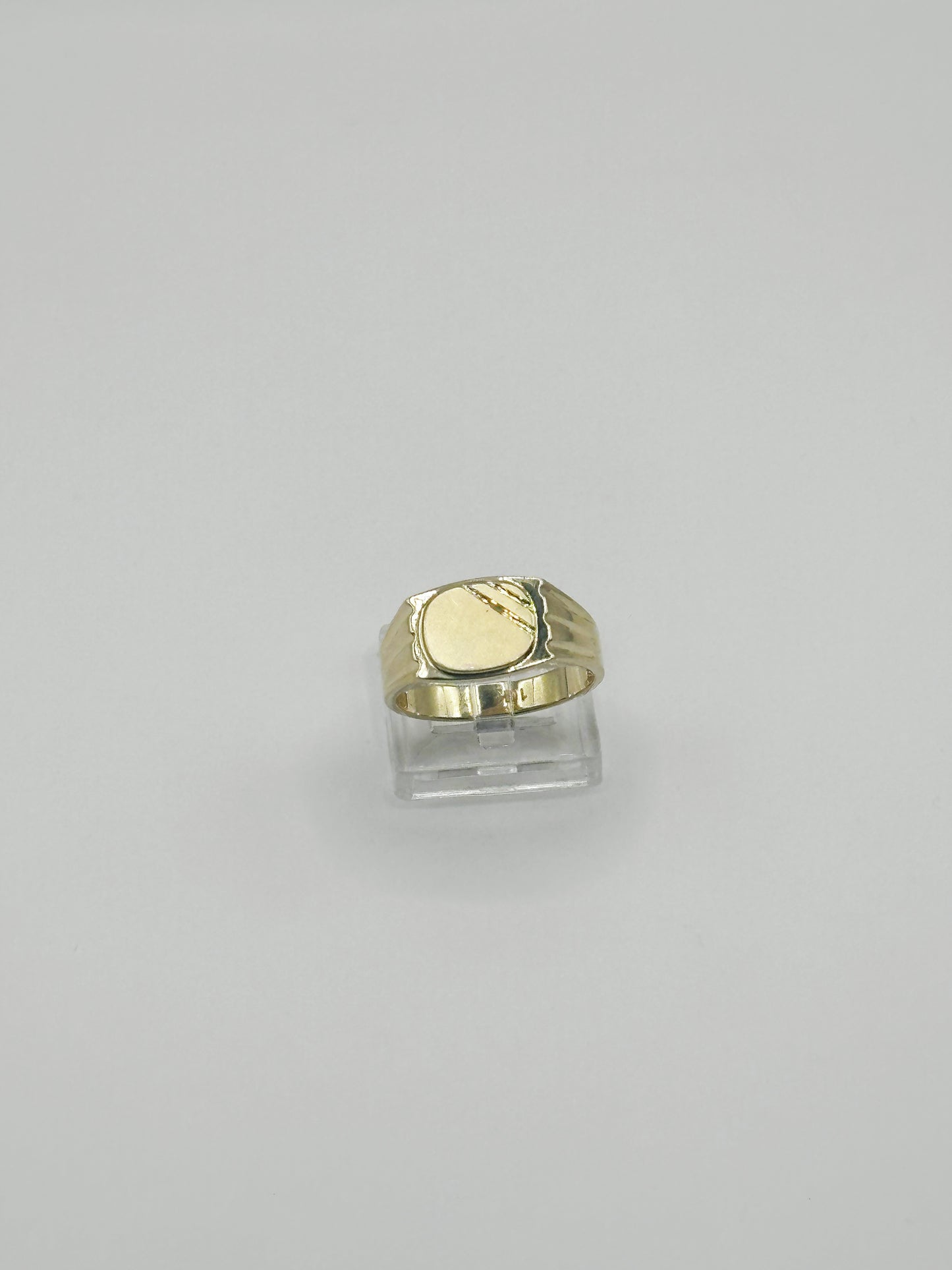 Anillo con Relieve Clásico 10kt